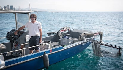 Sergio Salmer&oacute;n recoge a diario con una barca los residuos que flotan en el litoral de Barcelona. 