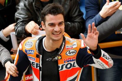 Dani Pedrosa saluda a varios aficionados en el circuito de Cheste