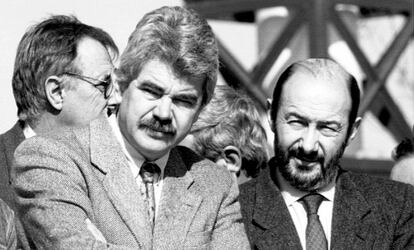 11 de febrero de 1995. Alfredo Pérez Rubalcaba, ministro y portavoz de la presidencia, acompañado por el alcalde de Barcelona, Pasqual Maragall, durante su visita a la localidad de Granollers.