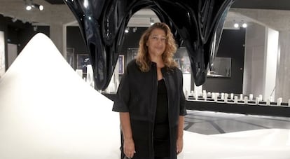 La arquitecta iraqu&iacute; Zaha Hadid, delante de algunas obras que expone en Madrid.