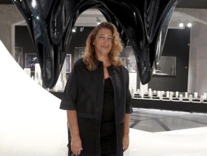 La arquitecta iraqu&iacute; Zaha Hadid, delante de algunas obras que expone en Madrid.