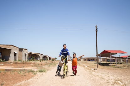 Majûd, Ahmûdî y Enez, tres niños que viven en Jinwar, juegan en el pueblo.