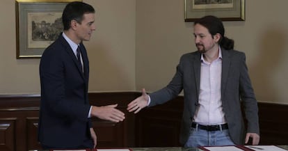  Pedro Sánchez y Pablo Iglesias, tras la firma del acuerdo en noviembre. 