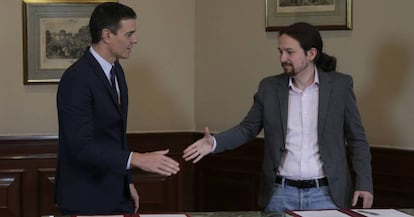Pedro Sánchez y Pablo Iglesias, tras la firma del acuerdo en noviembre.