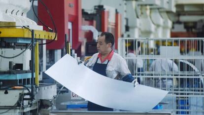 Un trabajador en una fábrica en Hangzhou. 