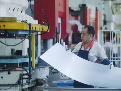 Un trabajador en una fábrica en Hangzhou. 