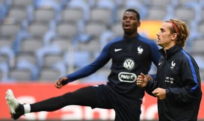 Antoine Griezmann y Paul Pogba se ejercitan durante el último entrenamiento de Francia antes de enfrentarse a Suecia.