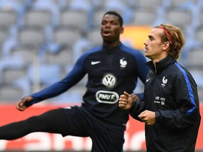 Antoine Griezmann y Paul Pogba se ejercitan durante el último entrenamiento de Francia antes de enfrentarse a Suecia.