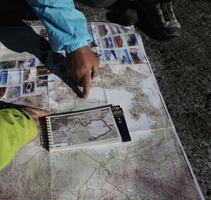 Oficiales de carrera estudian la ruta de la octava etapa del Dakar en Uyuni, a 450 kil&oacute;metros al sur de La Paz (Bolivia).