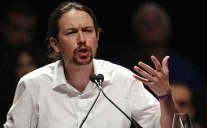 Podemos ('We can') Secretary General Pablo Iglesias makes his speech during a party meeting in the Andalusian capital of Seville January 17, 2015. REUTERS/Marcelo del Pozo (SPAIN - Tags: POLITICS)
