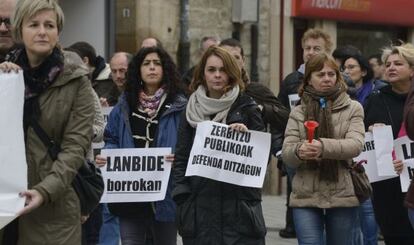 Manifestantes contra la RPT de Lanbide en Vitoria