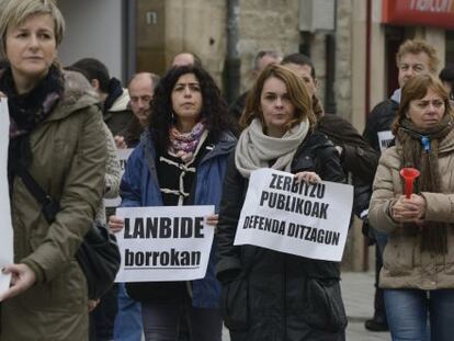 Manifestantes contra la RPT de Lanbide en Vitoria