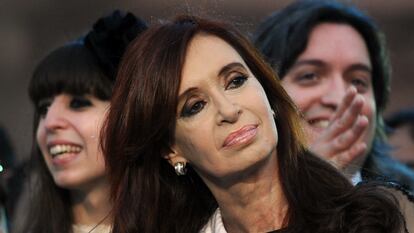 Cristina Fernández de Kirchner com seus filhos Florencia e Máximo.