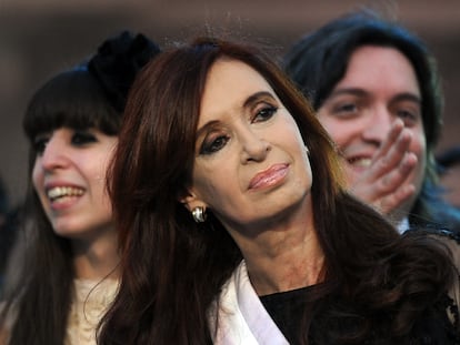 Cristina Fernández de Kirchner com seus filhos Florencia e Máximo.