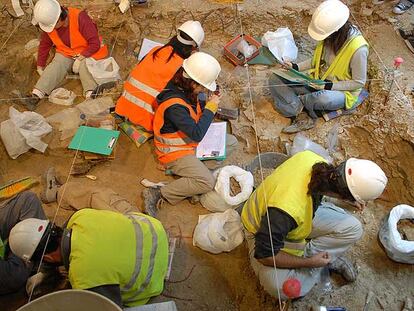 Equipo de paleontólogos del yacimiento de la estación de Carpetana.