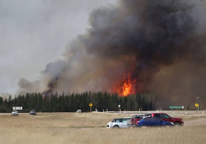 Varios coches se han quedado en la carretera o la cuneta y sus ocupantes han sido evacuados en convoys.