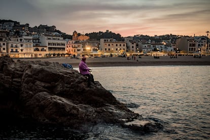 Una persona pescando en Tossa de Mar, Girona.