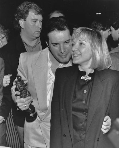 En abril de 1987 Freddie fue premiado con un Ivor Novello (los premios británicos que reconocen la excelencia en la música desde 1956 y unos de los más prestigiosos del mundo) por su contribución a la música británica. Por supuesto, acudió a recoger el premio acompañado de Mary.