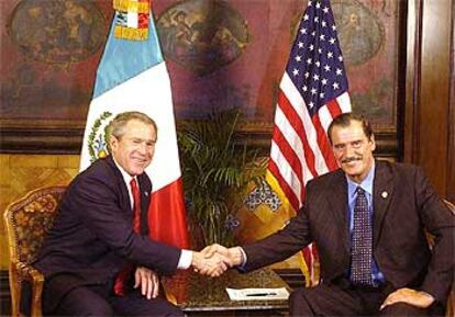 El presidente de EE UU, Bush (izqda.), y el mexicano, Vicente Fox, en la reunión que han mantenido hoy.