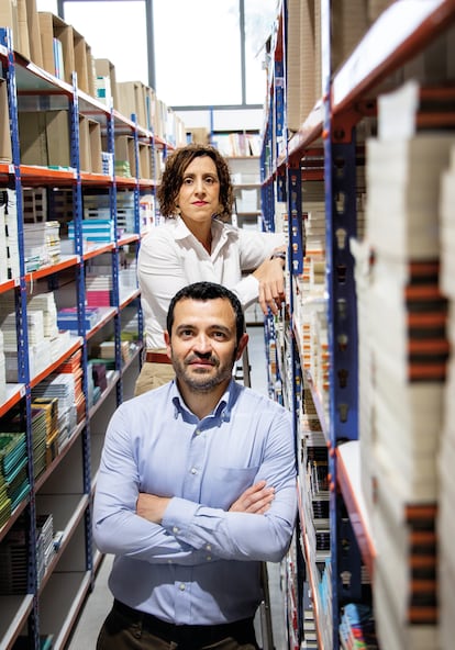Bernat Bataller y Sandra Capsir, director general y subdirectora de Edicions Bromera, este miércoles en el almacén de Alzira.