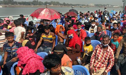 Decenas de rohingyas a bordo de uno de los barcos que trasladan a más de 1.600 refugiados a la isla de Bhashan Char.