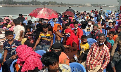 Decenas de rohingyas a bordo de uno de los barcos que trasladan a más de 1.600 refugiados a la isla de Bhashan Char.