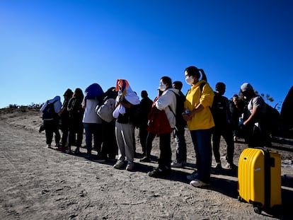 Migrantes chinos esperan a ser procesados por agentes fronterizos, en California (EE UU), el pasado 26 de septiembre.