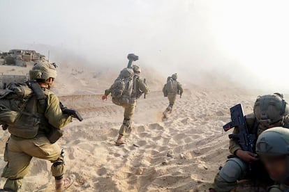Soldados israelíes participan en una operación militar en el norte de la Franja, este martes. 