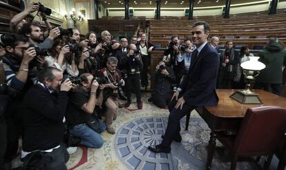 Pedro Sánchez posa para los fotógrafos al termino del pleno donde ha conseguido los votos suficientes para ser investido presidente del Gobierno