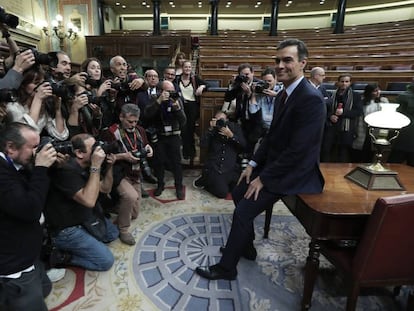 Pedro Sánchez posa para los fotógrafos al termino del pleno donde ha conseguido los votos suficientes para ser investido presidente del Gobierno