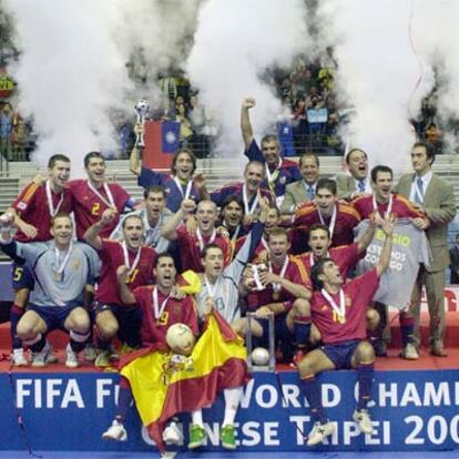 Jugadores y técnicos de la selección celebran el triunfo.