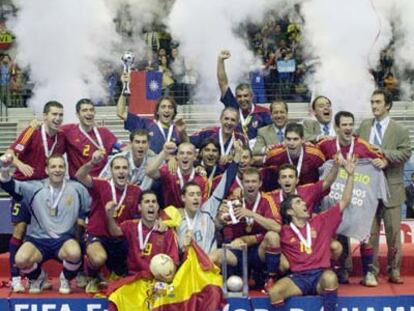 Jugadores y técnicos de la selección celebran el triunfo.