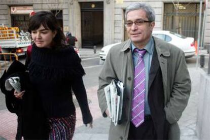 Joan Saura, líder de ICV, se dirige con su jefa de prensa a la reunión con Fernández de la Vega.