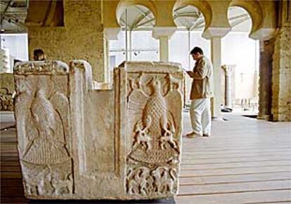 Una gran pila procedente de Marraquech que data del periodo califal, en el Salón de los Visires de Madinat al-Zahra.
Aguamanil de Egipto del siglo VIII.
