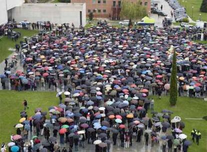 Cientos de personas se concentran en el campus de la Universidad de Navarra en repulsa por el atentado del pasado jueves.