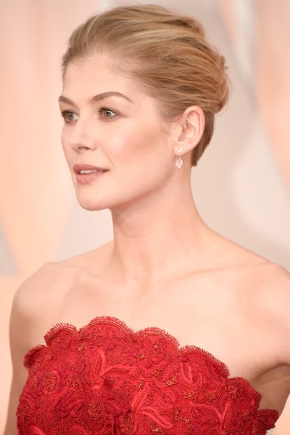 Rosamund Pike, que llevaba parte de su melena rapada y el resto recogida.