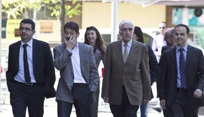 Osácar (segundo por la d.) a su llegada al juzgado en 2011.