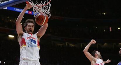 Gasol machaca en semifinal contra Francia del pasado Europeo.