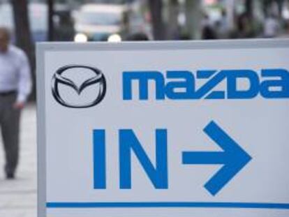 Cartel a la entrada de un concesionario del fabricante de automóviles japonés Mazda Motor en el centro de Tokio (Japón). EFE/Archivo