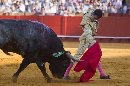 Javier Castaño durante la faena con el segundo toro de la tarde.