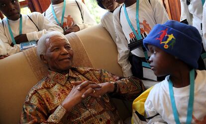 Nelson Mandela recibe a un grup de niños que han viajado hasta Johannesburgo para celebrar el cumpleaños del líder africano