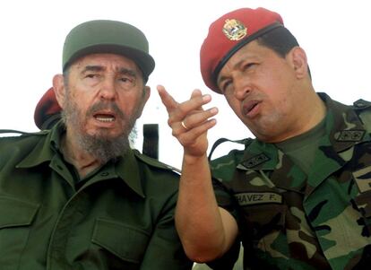 Los presidentes de Cuba, Fidel Castro , y de Venezuela, Hugo Chávez , en el puerto de Pampatar de Isla Margarita, isla en la que se celebra una cumbre de la Asociación de Estados del Caribe en diciembre de 2001.
