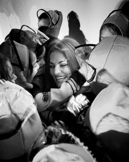 Astronautas de primaria abrazan a Sara García Alonso en un acto dedicado a su figura.