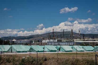 Campo de Kordelia-Softex, donde fueron trasladados cerca de 1.200 refugiados procedentes de Idomeni. Está situado en un polígono industrial a las afueras de Salónica, rodeado por una cárcel y un mar de chimeneas industriales.
