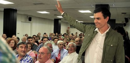 Pedro Sánchez saluda a su llegada al encuentro con militantes, este jueves en Bilbao.