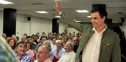 Pedro S&aacute;nchez saluda a su llegada al encuentro con militantes, este jueves  en Bilbao.  