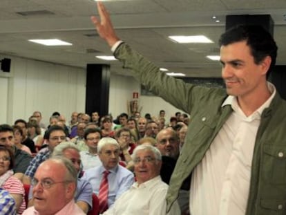 Pedro S&aacute;nchez saluda a su llegada al encuentro con militantes, este jueves  en Bilbao.  