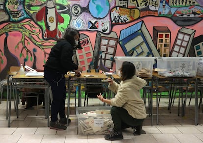 Trabajadoras electorales cuentan los votos en Santiago de Chile, el pasado 16 de mayo.