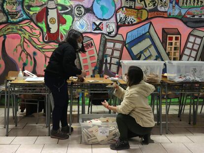 Trabajadoras electorales cuentan los votos en Santiago de Chile, el pasado 16 de mayo.