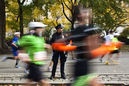 Una agente de policía vigila parte del recorrido del maratón de Nueva York. 